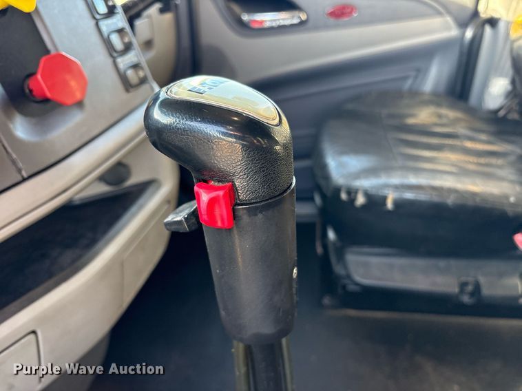 image for item DM1919 2015 Peterbilt 579 semi truck