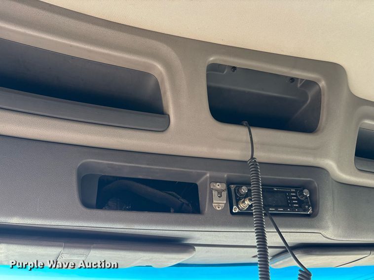 image for item DM1919 2015 Peterbilt 579 semi truck