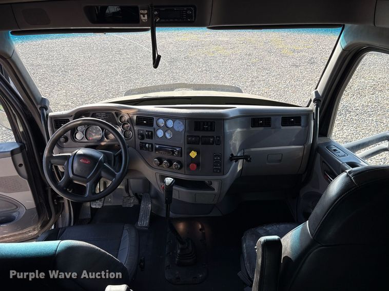 image for item DM1919 2015 Peterbilt 579 semi truck