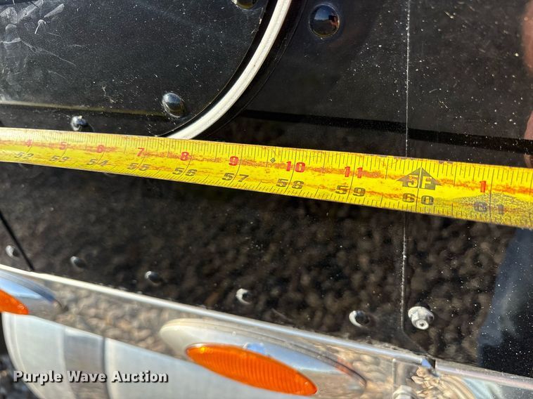 image for item DM1919 2015 Peterbilt 579 semi truck