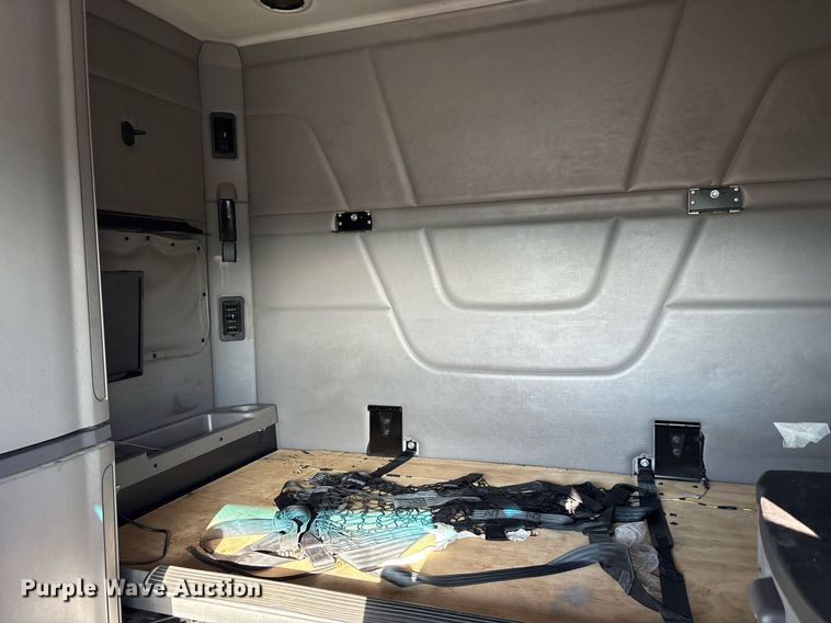 image for item DM1919 2015 Peterbilt 579 semi truck