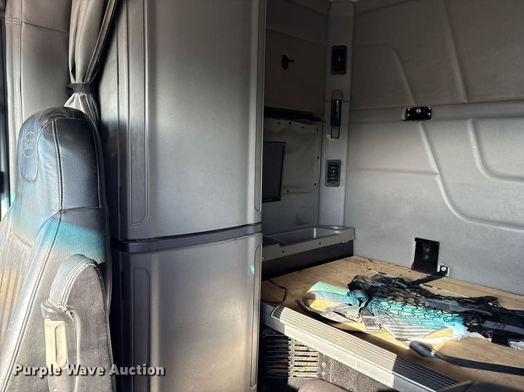 image for item DM1919 2015 Peterbilt 579 semi truck