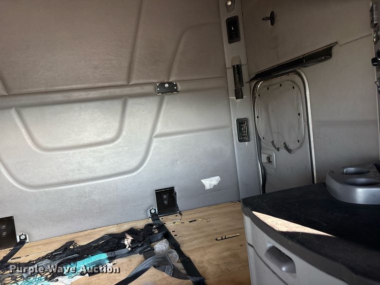 image for item DM1919 2015 Peterbilt 579 semi truck