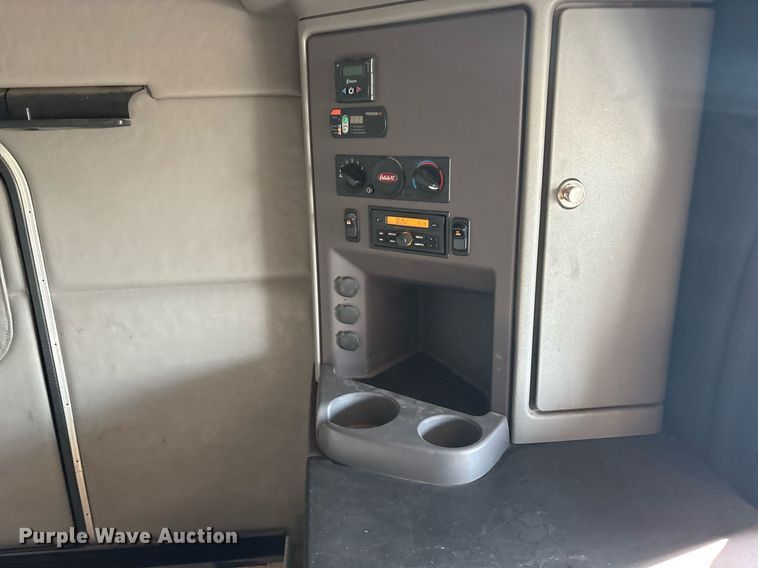 image for item DM1919 2015 Peterbilt 579 semi truck