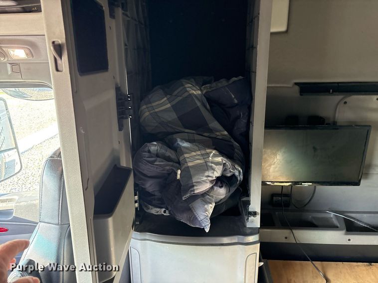 image for item DM1919 2015 Peterbilt 579 semi truck