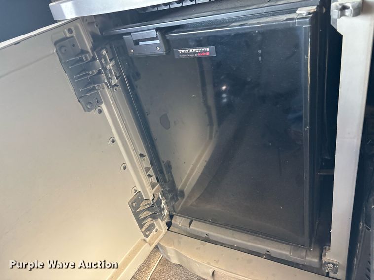 image for item DM1919 2015 Peterbilt 579 semi truck