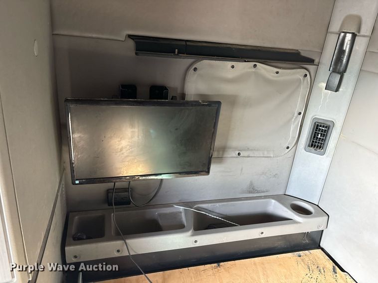 image for item DM1919 2015 Peterbilt 579 semi truck