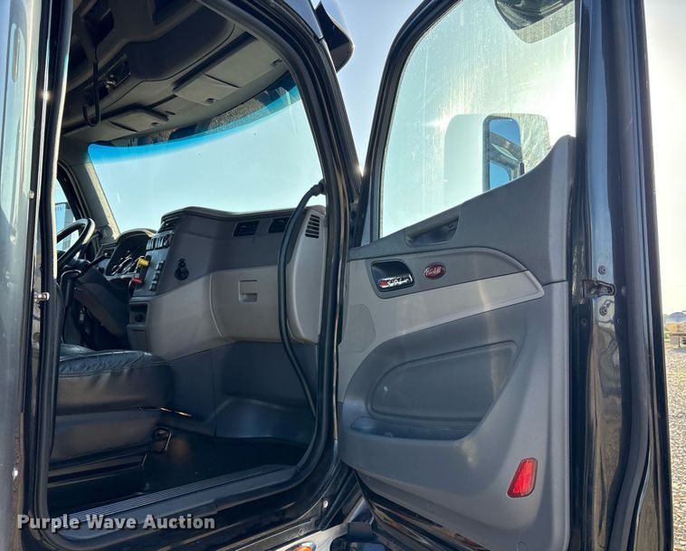 image for item DM1919 2015 Peterbilt 579 semi truck