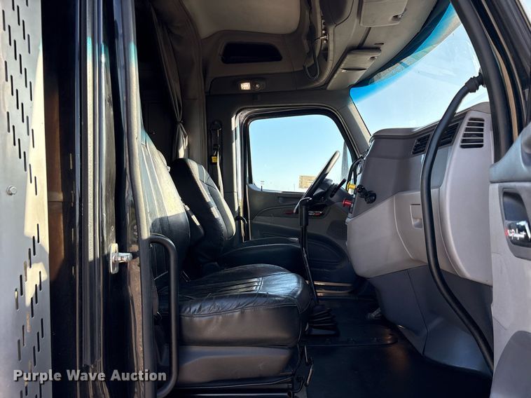 image for item DM1919 2015 Peterbilt 579 semi truck