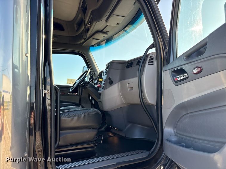 image for item DM1919 2015 Peterbilt 579 semi truck