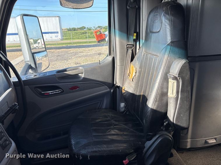 image for item DM1919 2015 Peterbilt 579 semi truck