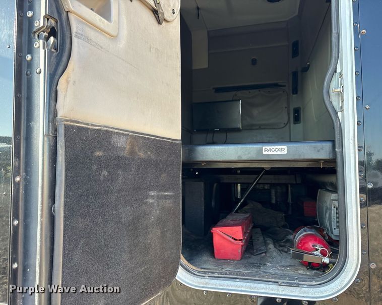 image for item DM1919 2015 Peterbilt 579 semi truck