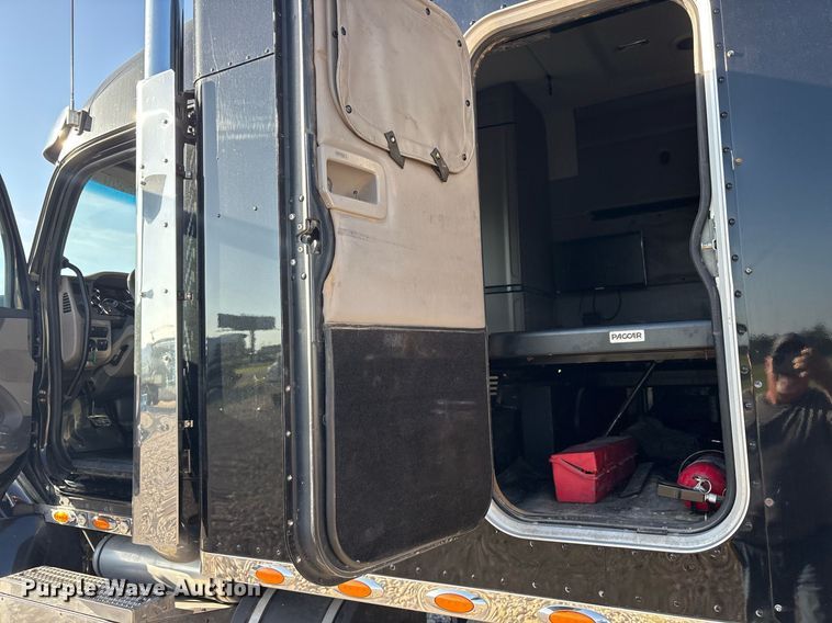 image for item DM1919 2015 Peterbilt 579 semi truck