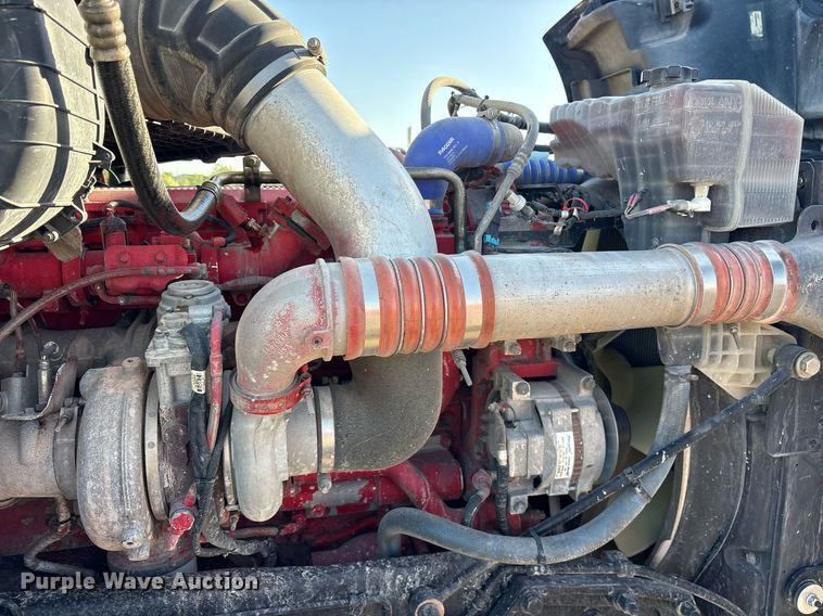 image for item DM1919 2015 Peterbilt 579 semi truck