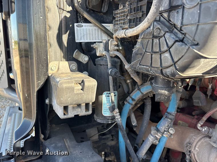 image for item DM1919 2015 Peterbilt 579 semi truck