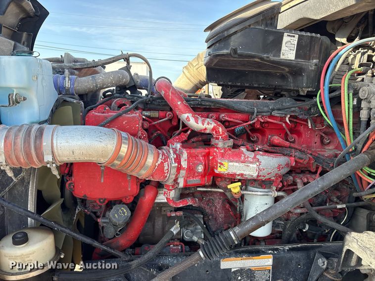 image for item DM1919 2015 Peterbilt 579 semi truck