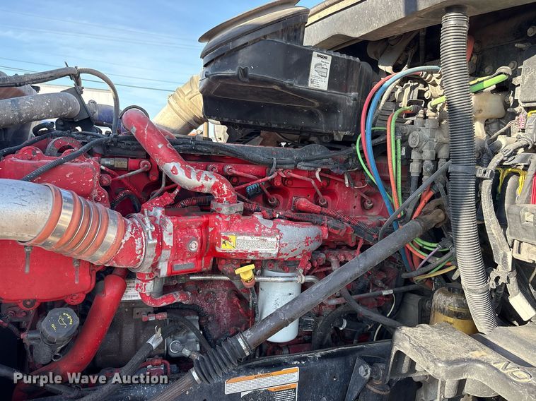 image for item DM1919 2015 Peterbilt 579 semi truck