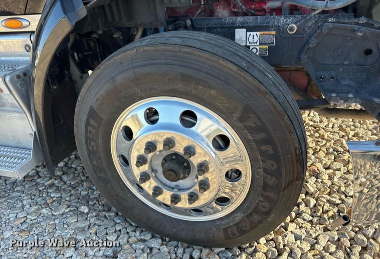 image for item DM1919 2015 Peterbilt 579 semi truck