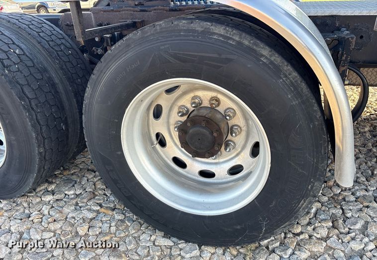 image for item DM1919 2015 Peterbilt 579 semi truck