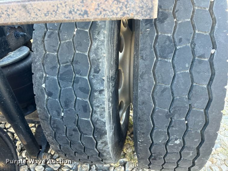 image for item DM1919 2015 Peterbilt 579 semi truck