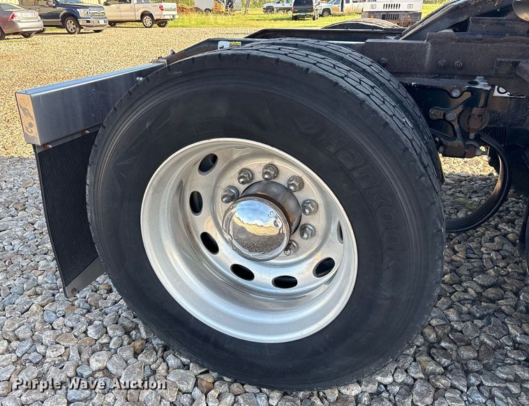 image for item DM1919 2015 Peterbilt 579 semi truck