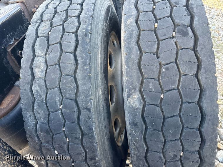 image for item DM1919 2015 Peterbilt 579 semi truck