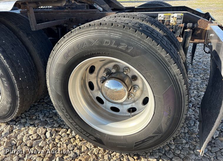 image for item DM1919 2015 Peterbilt 579 semi truck