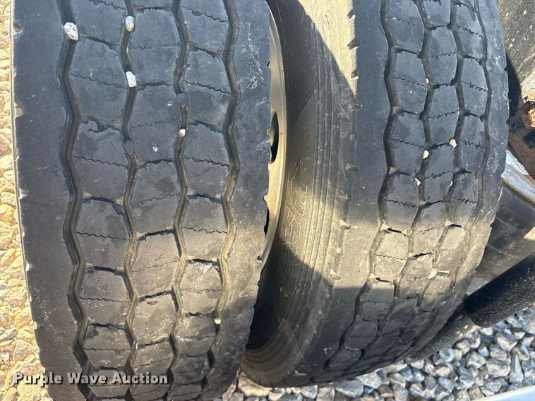 image for item DM1919 2015 Peterbilt 579 semi truck