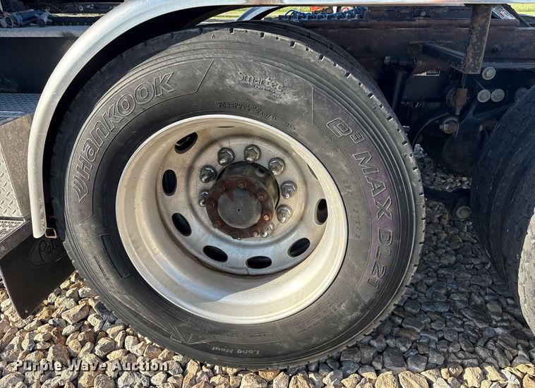 image for item DM1919 2015 Peterbilt 579 semi truck