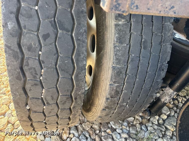 image for item DM1919 2015 Peterbilt 579 semi truck