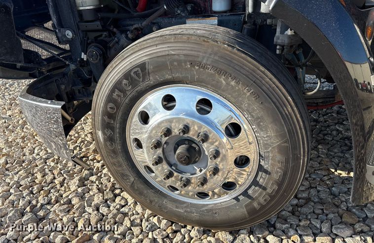 image for item DM1919 2015 Peterbilt 579 semi truck