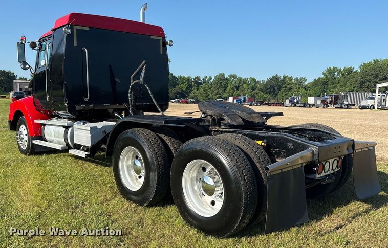 image for item DM1920 2007 Western Star 4900 semi truck