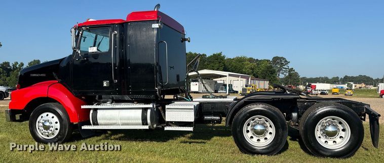 image for item DM1920 2007 Western Star 4900 semi truck