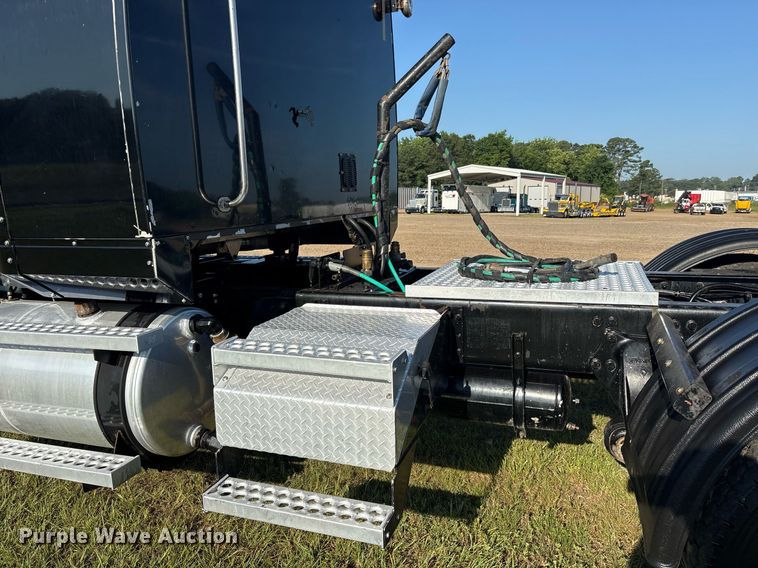 image for item DM1920 2007 Western Star 4900 semi truck