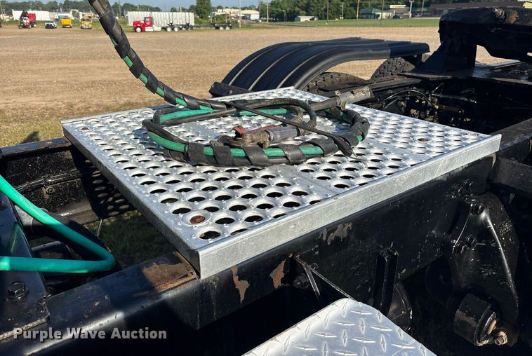 image for item DM1920 2007 Western Star 4900 semi truck