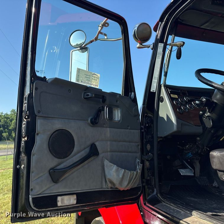 image for item DM1920 2007 Western Star 4900 semi truck