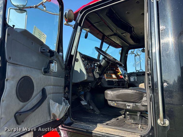 image for item DM1920 2007 Western Star 4900 semi truck