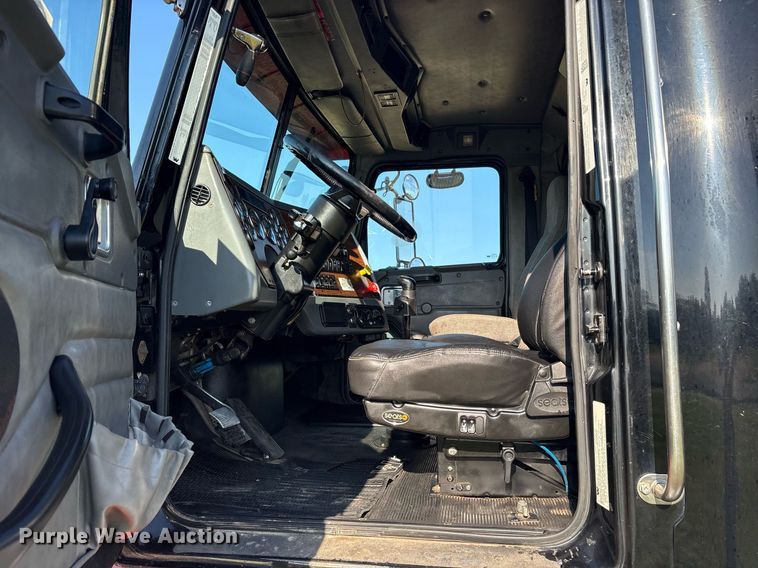 image for item DM1920 2007 Western Star 4900 semi truck