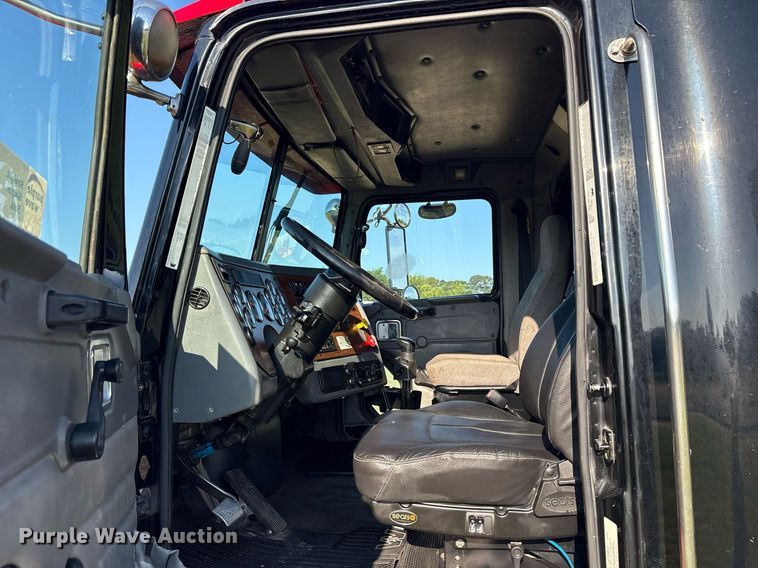 image for item DM1920 2007 Western Star 4900 semi truck