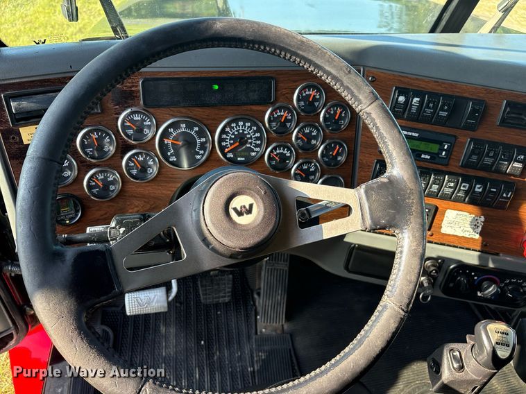 image for item DM1920 2007 Western Star 4900 semi truck