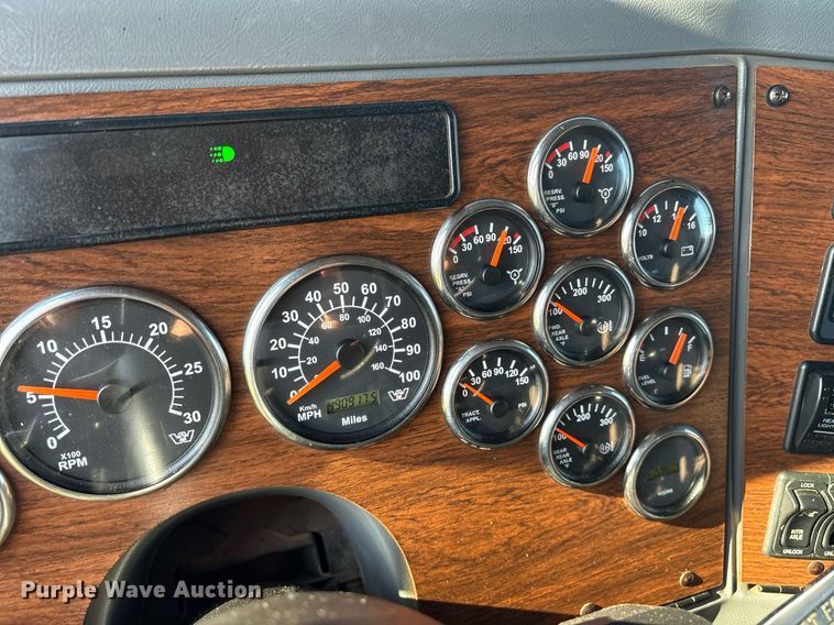 image for item DM1920 2007 Western Star 4900 semi truck