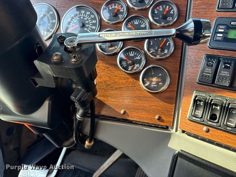 image for item DM1920 2007 Western Star 4900 semi truck