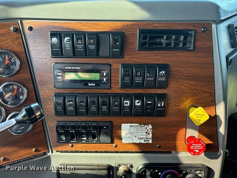 image for item DM1920 2007 Western Star 4900 semi truck