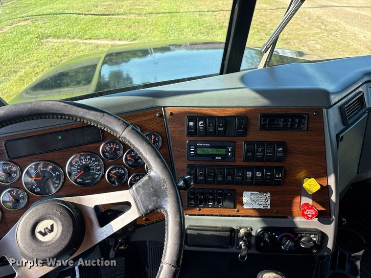 image for item DM1920 2007 Western Star 4900 semi truck