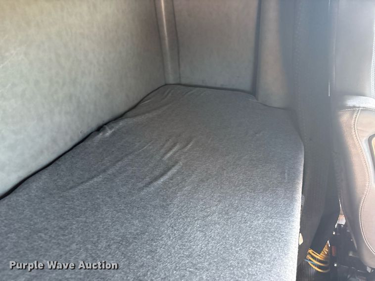 image for item DM1920 2007 Western Star 4900 semi truck