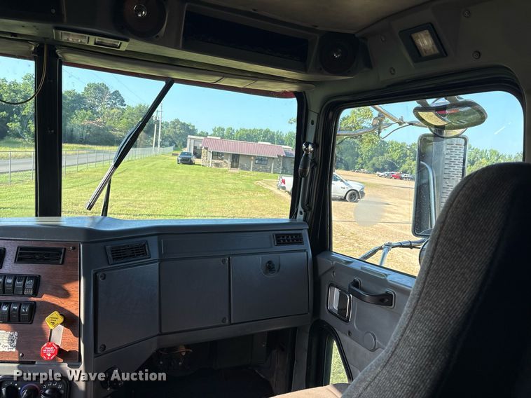 image for item DM1920 2007 Western Star 4900 semi truck