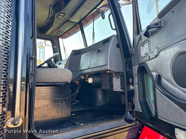 image for item DM1920 2007 Western Star 4900 semi truck