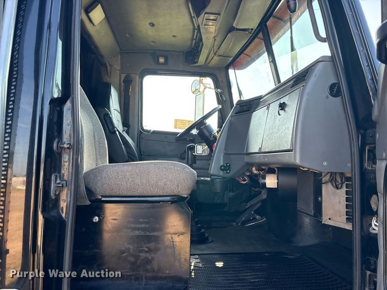 image for item DM1920 2007 Western Star 4900 semi truck