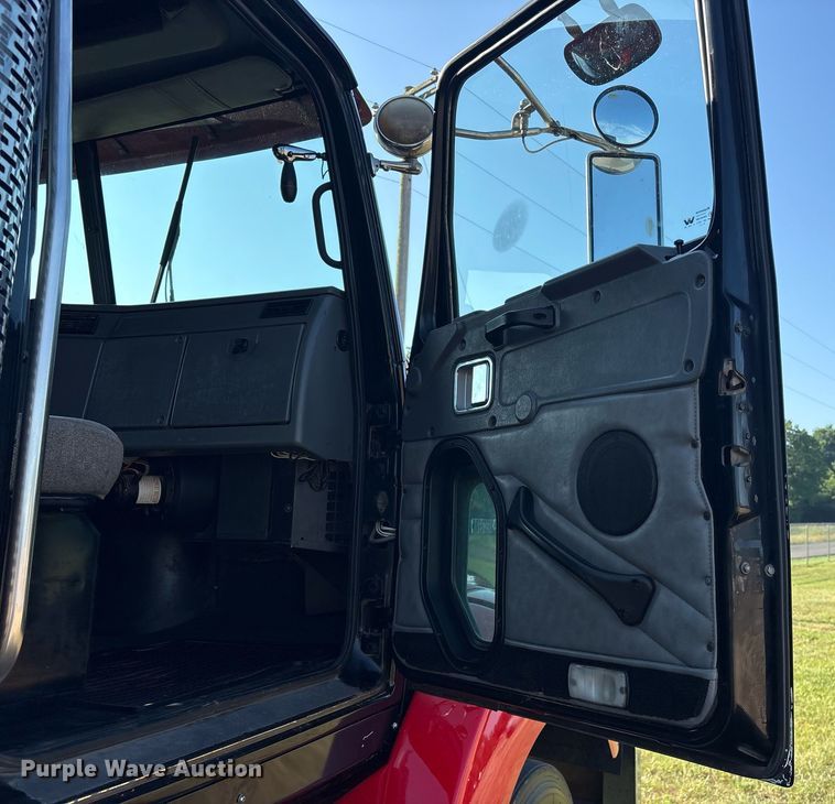 image for item DM1920 2007 Western Star 4900 semi truck