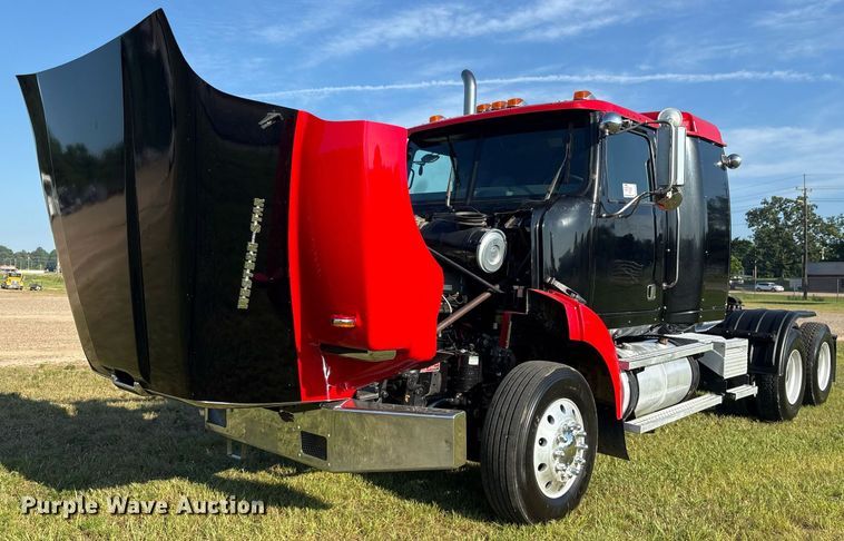 image for item DM1920 2007 Western Star 4900 semi truck